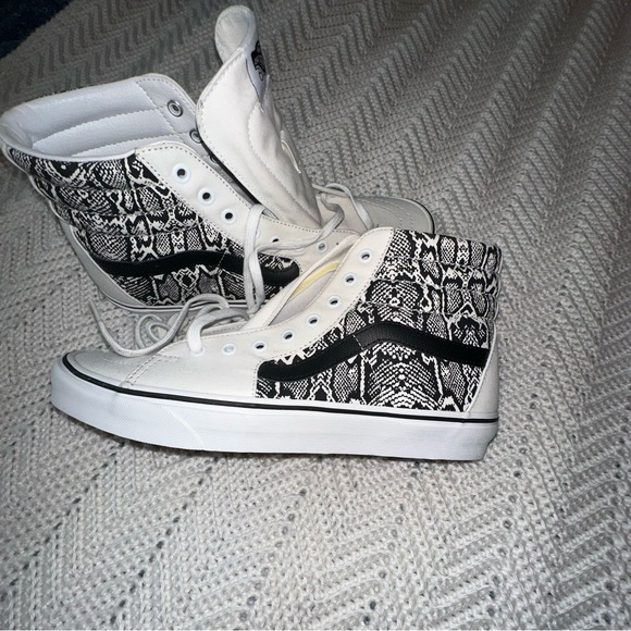 Vans Black and White Sneakers Classic Skate Style - Picture 4 of 6